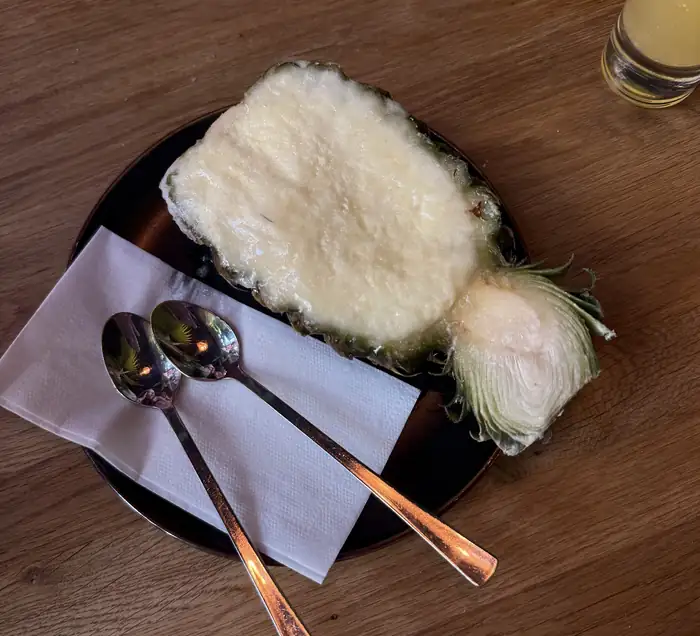 Lody podane w kokosie na czarnym talerzu
