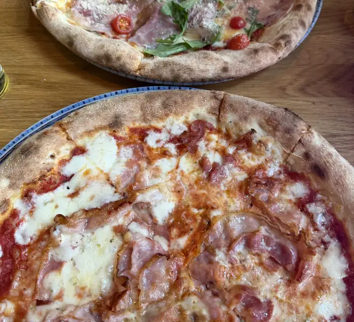 Dwie pizze na stole