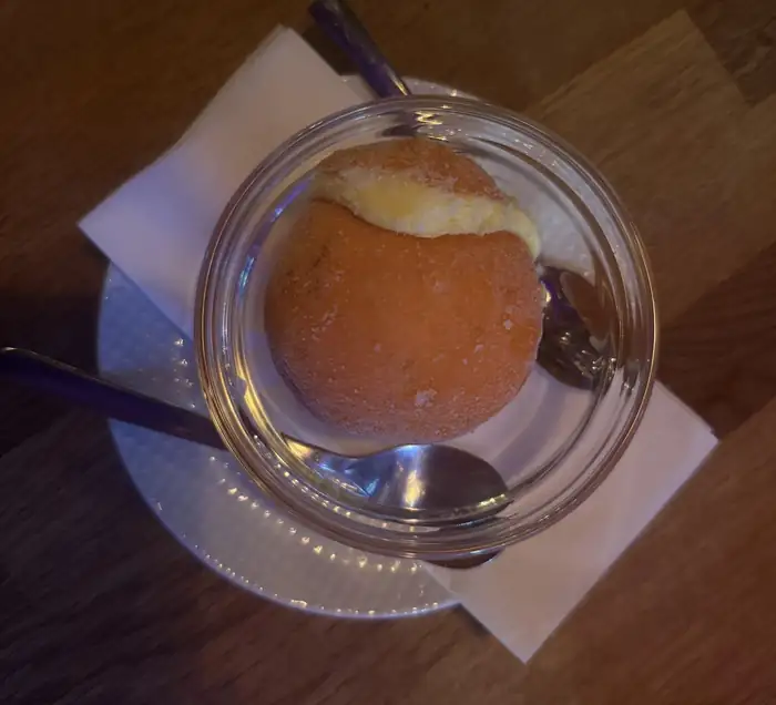 Lody podane w pomarańczy w szklanej czarce