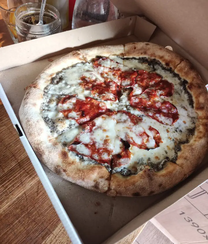 Pizza na wynos w pudełku